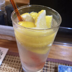 おいちい - 超レモンサワーは半分凍った感じのレモンがたっぷりと．呑めるー