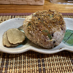 おいちい - 最後にシメたくて頼んだじゃこ焼きおにぎりは，雑穀米でご飯はあまく，表面はかりっとに加えてほんのり醤油のあまじょっぱさ，まんべんなくまぶされたじゃこはかりふわっと，そこに紫蘇が香る．そしていぶりがっこって，いままで醤油からいとおもっていたけど，甘いのですね．見直しました．