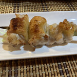 おいちい - 比内地鶏手羽につられて頼んだ2品目比内地鶏フリソデ．タカラより脂っぽくなくワイルドな感じ．届いたときの見た目印象はタカラより脂っぽいと思ったのになぜかしら．これもあと5本，いや，超レモンサワー追加したら10本はいけそう．