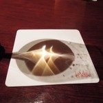 バー ル・サロン - スポットライトがグラスを通して作る幾何学模様