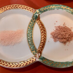 天喜 - 塩（左:ヒマラヤ岩塩、右:インド塩（硫黄味））