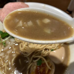 麺屋 ねむ瑠 - スープ、レンゲ上げ