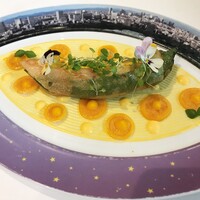 モナリザ 恵比寿店 - 天使の海老と万願寺唐辛子のパピヨット、南アルプス産ホオズキのソース