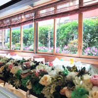 モナリザ 恵比寿店 - 窓際に連なるブリザードフラワーの飾りつけ