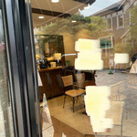 フランスベ－カリー - 店内の飲食スペース(外から撮影)