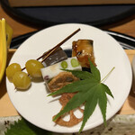 湯宿 季の庭 - 前菜　鰻寿司　萩真丈　銀杏串　蓮根煎餅　ピリ辛蒟蒻　
            
            
