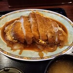 小がね - カツ丼のカツ。かなりの大きさです。