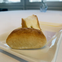 イルマーレ - ・パン
                    ローズマリーを練り込んだフォカッチャ、全粒粉のパン