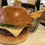 シェイクツリー バーガー＆バー - A･A･A（アボカド・アメリカンチーズ・オーロラソース）