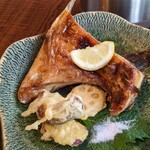 Sakedokoro Mendokoro Kinoshita - ブリカマと天ぷら。地味に天ぷらも普通においしいです。740円で天ぷらまで付いて来るの凄くない？