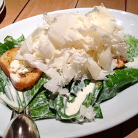Osteria UVA RARA 横浜 - 削りたてのグラナパダーノチーズがたくさんかかったシーザーサラダ！
