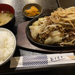 地鶏焼 かがり火 - 牛バラ鉄板焼＝880円