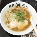 麺屋 武一 アトレ川崎店 - 黄金の鶏そば858円（麺3分の2）。メニューには「おすすめ！」の文字