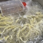 ラーメン もっけだの - 『冷凍汁なし』の麺茹で、特製ダレ湯煎