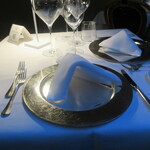 Belle Parti - 開店前、左の写真のの席で待たせていただきました。