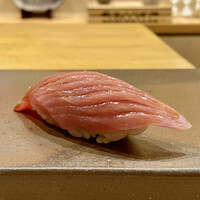恵比寿 えんどう - 北海道戸井漁港 マグロ 中トロ 118kg
                    夏の鮪から比べると大分脂のりが良くなってきたのではないでしょうか！
                    シャリと種の口の中での拡がる美味しい重なり、とてもバランスが良いです♪