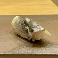 恵比寿 えんどう - コハダ
                      あっさりとした締め具合ですが旨味はバッチリ！
                      柔らかな身にあるほろ苦さがまた堪りません。
                      やはり江戸前鮨にはコハダは外せない種なのです♪