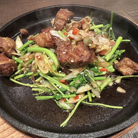札幌菜 虎鯨 - 虎鯨ジンギスカン ラム肉のクミン炒め 熱々鉄板仕立て