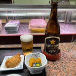 新富鮨 - 先にビール650円にお通しの南瓜煮にいなり寿司。