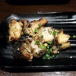 Nisen En Tabehoudai Nomihoudai Izakaya Osusumeya - 炭火香る じとっこ風 特製もも焼き