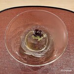 御料理 寺沢 - 釣り鯵と菊花､トレビスに針胡瓜と赤紫蘇の土佐酢ジュレがけ