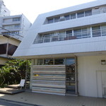 レフェルヴェソンス - 左手にエントランス。