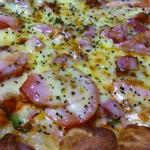 Piza Poketto - ピザの縁にウインナーが巻きつけてあります！ケチャップやマスタードを付けて。