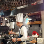 吉祥寺 じゅん粋 - 肉の鉄板パフォーマンスはねじり鉢巻きからコック帽に変身！