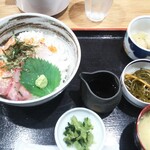 Sakiure - 海鮮丼 1280円味噌汁  小鉢２種  漬け物付き