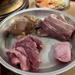 炭火七輪 モンゴリアンチョップ - 左上鶏肉／右上豚バラ／左下ラム肉／右下ラム脂身