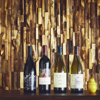 가루이자와와 신슈산에こだわった 와인과 크래프트 맥주가 준비되어 있습니다