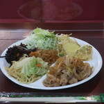 レストラン 三貴 - 豚肉としらたき煮、塩焼きそば、野菜の天ぷら、切り干し大根の煮物、ひじきの煮物、キャベツ、レタス、胡瓜、紫玉ねぎ、人参のサラダ