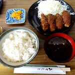 Myoudai Tonkatsu Ajiyoshi - 串かつ定食(750円)   赤だしが漆黒にw