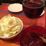 Kushikatsusakabaza - 付き出しは塩ダレキャベツ。「カリモーチョ」（赤ワイン＋コーラ）と「自家製サングリア(赤)」