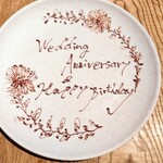 sio - 事前にお願いしていたアニバーサリープレートありがとうございます☆ SNSで他の方のを見て私のときもお願いしたいなと思ってしました歳を重ねた今もやっぱり素直に嬉しい(*˘︶˘*).｡.:*♡