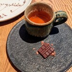 sio - いつもコーヒーの私がこの日は敢えて紅茶をチョイス。きっと紅茶もこだわりがあるのだろうという予測がまさにその通り!! 紅ほまれダージリンのオリジナルブレンド☆そしてショコラも紅茶に合わせたもので