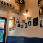 sio - 入口付近のディスプレイ。高天井で落ち着いたでもポップでもある感じがカジュアルダウンな印象でいい感じ。