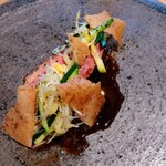 sio - sioらしく北京ダックを再構築したというお話のお料理。五香粉マーガオの香り春巻き皮のパリパリオレンジのさわやかさズッキーニの歯ざわりなど5味＋1の要素がなるほど、甜麺醤のソースも好きでした(*˘︶˘*