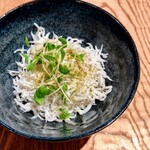 Sio - 一度いただいてみたいと思っていたしらすご飯。白トリュフのパスタと迷いましたが、白トリュフ品切れのご縁でこちらを。でもむしろ、やまつ辻田さんの山椒がすごくいいアクセントでご飯の具合いが私好みだったのです