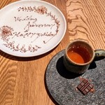 sio - 紅茶に合わせられたショコラはコーヒーを選んだときと異なり、なるほどながらあらためて驚く!! すごく丁寧に選ばれているのだなぁと。隙のないプロの仕立て、こういうふうだから感動が集まるのだなぁと☆(^^)