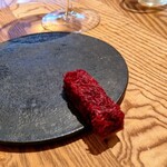 sio - 定番のスペシャリテ馬肉タルタルビーツフランボワーズビネガーサラダ鮎魚醤自家製食パンラスク。ラスクが意外とザクザクしていてしっとりトッピングとの対比もいい感じ☆小ぶりサイズながら存在感ある一品