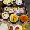 Oshokujidokoro Hakkaku - 手前がお刺身と天ぷらセット、奥が海鮮丼と麦切りセット。共に税込み1100円