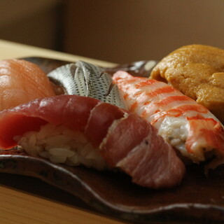 老板亲自挑选来自全国各地的海鲜。享受高品质的寿司作为套餐。
