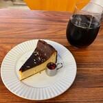 チーズケーキと彩りカレー Luna piena - バスクチーズケーキ、アイスコーヒー