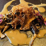 レストラン マノワ - スペイン産・うさぎのルーローロースト兎のジュのき
      のこのクリームソースで