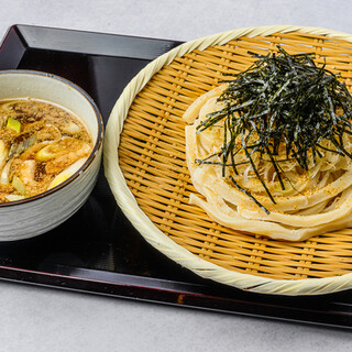 看板メニュー「肉汁うどん」や、スパイスが香る「カレーうどん」