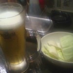 生ビール（￥480-）、お通しキャベツ