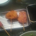 串カツ、たまねぎ（￥100/1本）、ウィンナー、ハムカツ（￥120-本）