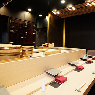 在充满尊贵氛围的现代日式空间中享用豪华餐点。