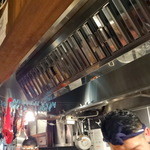 吉祥寺 じゅん粋 - 左の吊るした赤い網の中は熟成中のベーコン